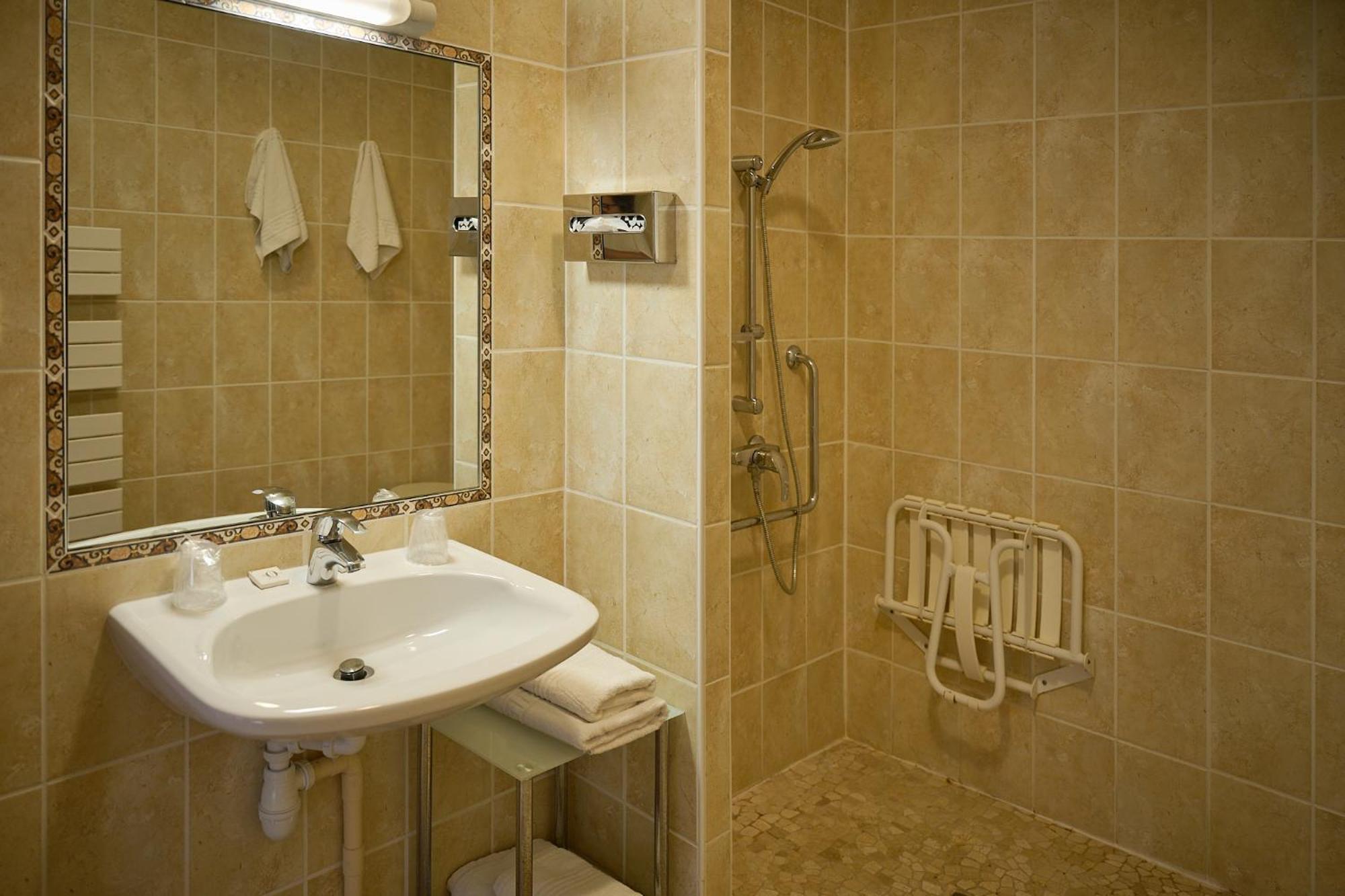 Chateau Du Bois Guibert Bonneval  Room photo