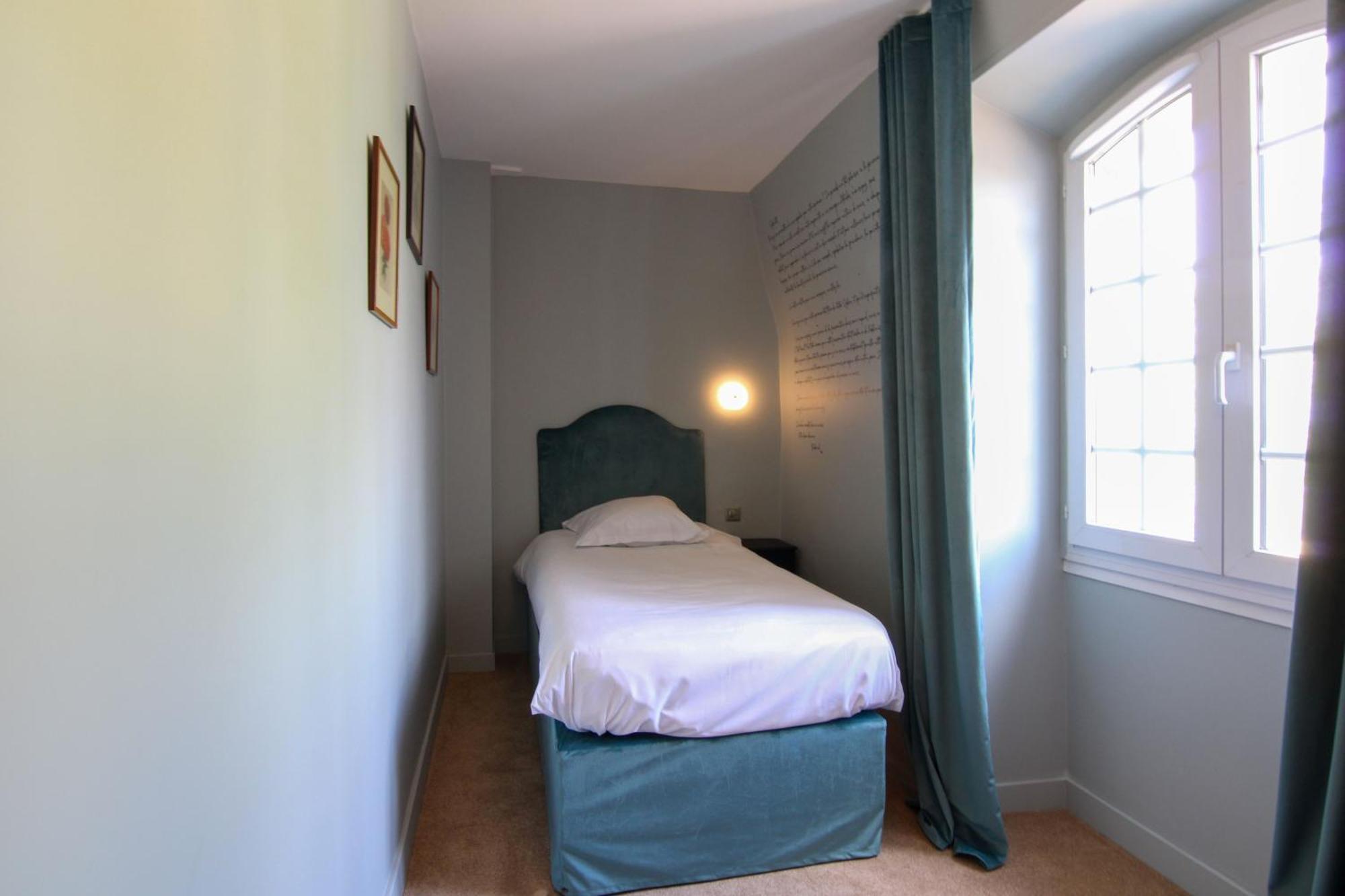 Chateau Du Bois Guibert Bonneval  Room photo
